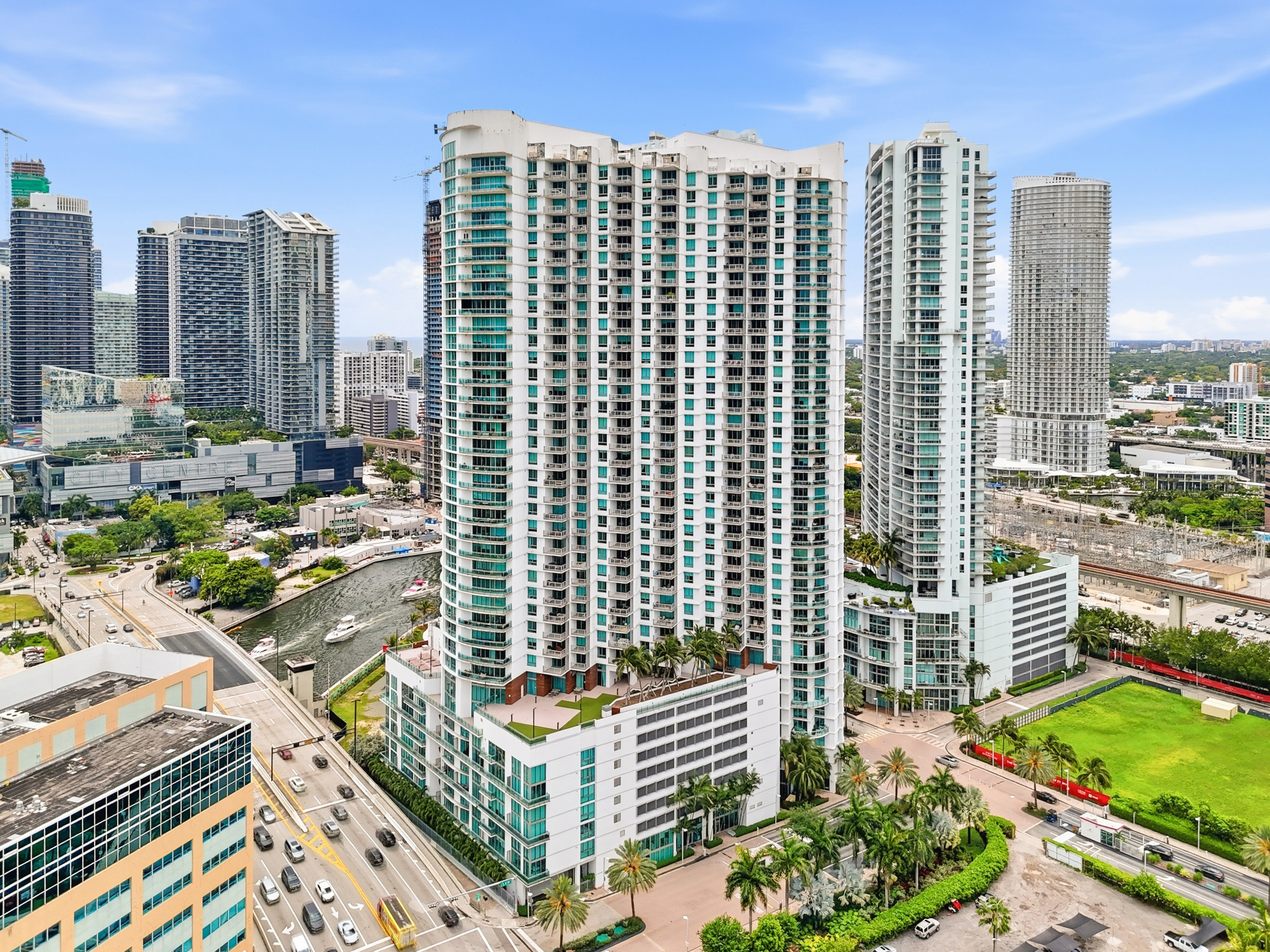 Wind Condo exterior aerial view of building — Brickell Miami