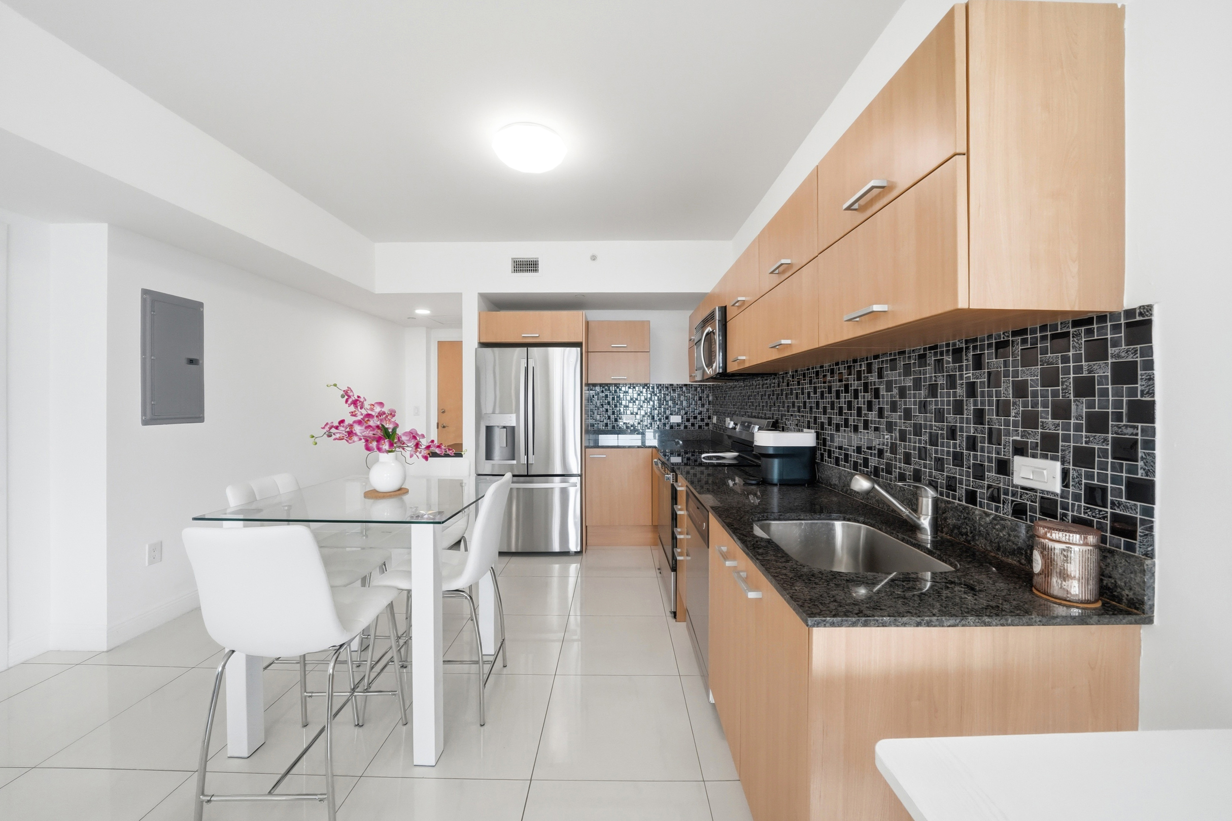Modern kitchen with breakfast bar — Wind Condo Brickell