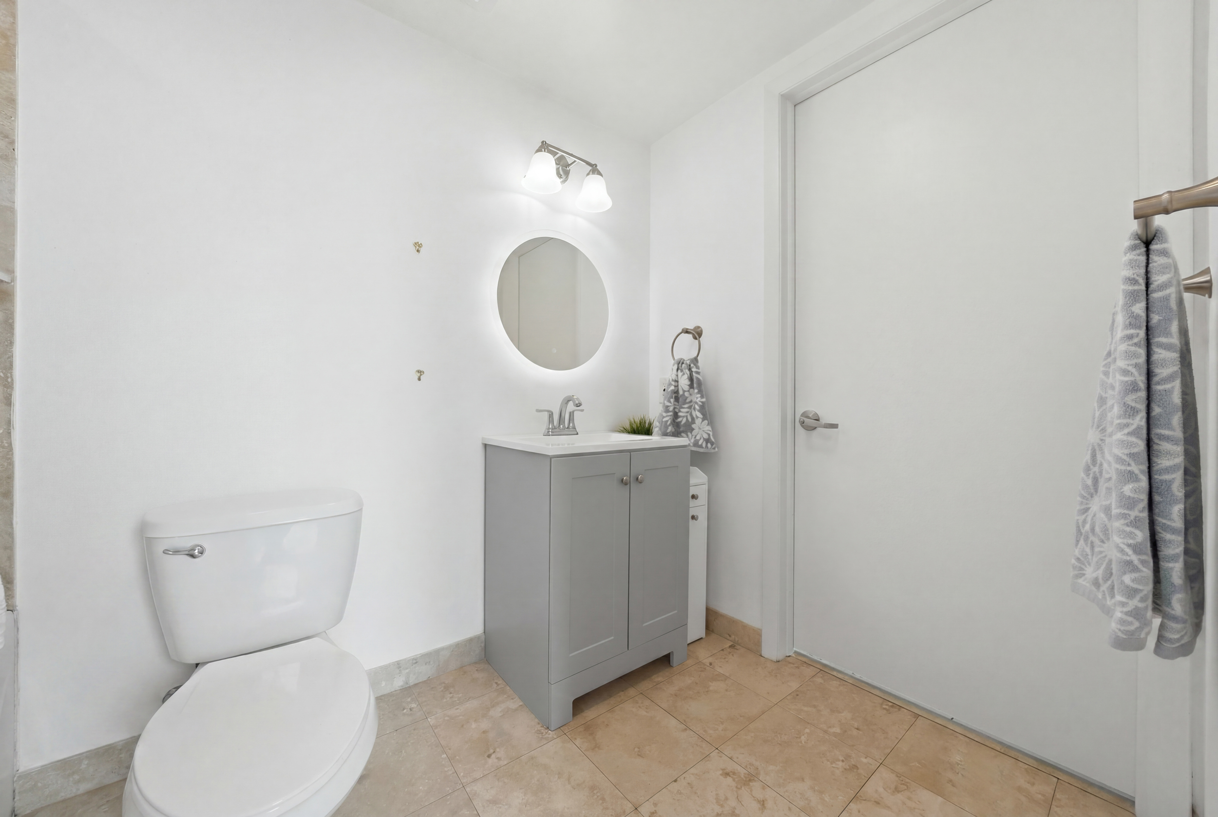 Bathroom with modern finishes — Wind Condo Brickell Miami