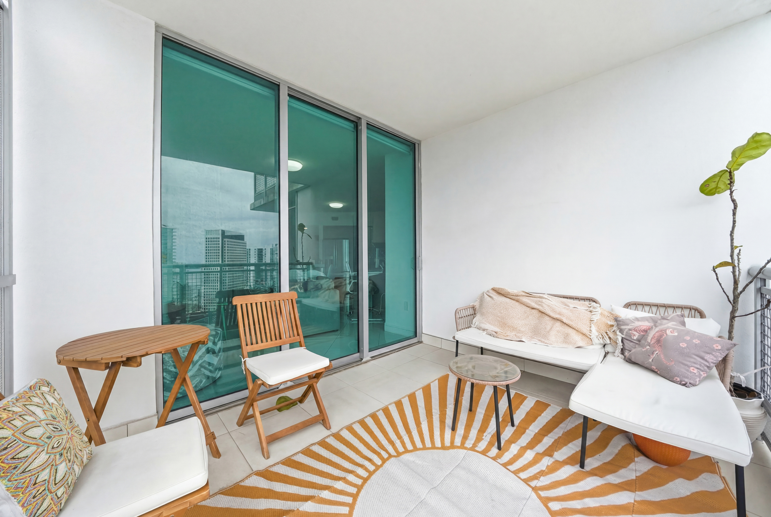 Private balcony with Brickell city views — Wind Condo 39th floor